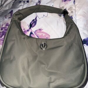 Lululemon 4L bag